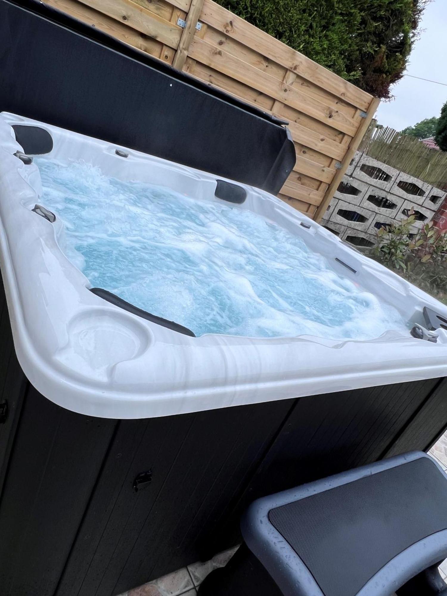 Rubis - Jacuzzi - Pairi Daiza - 6 Pers Hébergement de vacances Brugelette
